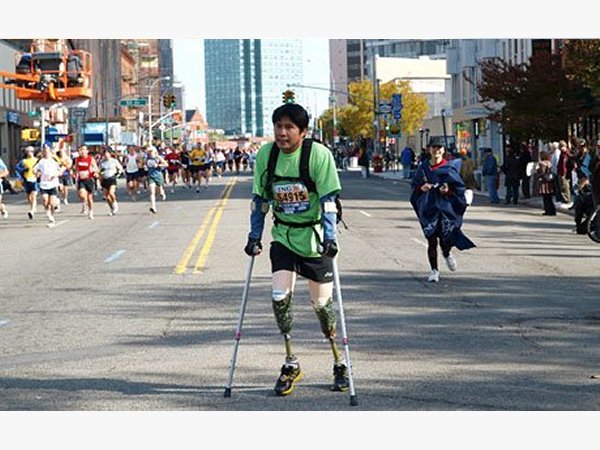 Athlet mit 2 Fußprothesen beim NYC Marathon